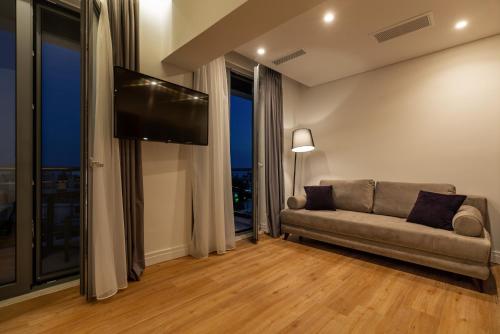 1 king bed, 1 sofa bed