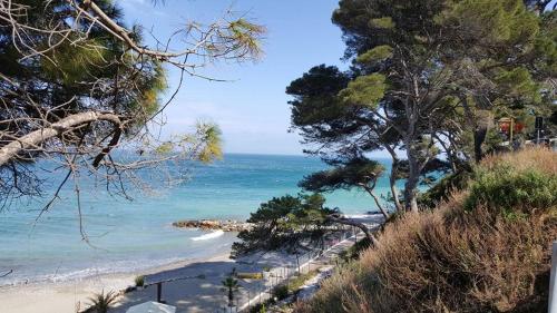  Appartamento con giardino a 100 metri dal mare, Pension in Laigueglia