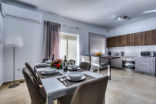 Sunny Modern Apartments 5