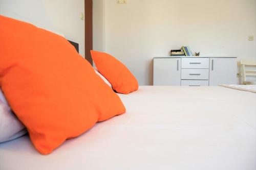 MiraMar Apartments - image 2