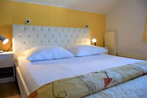 MiraMar Apartments - image 4