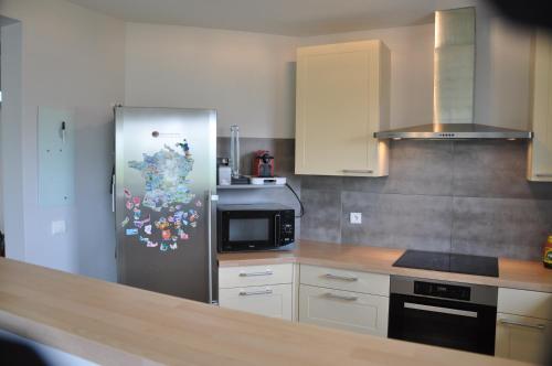 Konyha, Maison avec piscine 8 couchages entre Annecy et Aix les bains in Rumilly