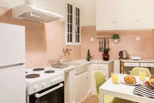 Colorful City-break studio in Athens city center
