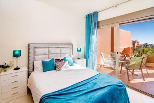 Seaview Luxury Penthouse Apartment 24 hour security and Underground Parking in เรซิเนรา โบลาดิยา