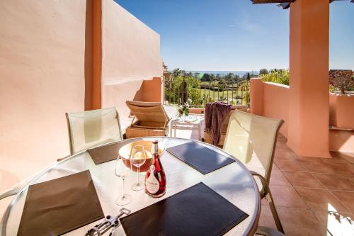 Seaview Luxury Penthouse Apartment 24 hour security and Underground Parking in เรซิเนรา โบลาดิยา