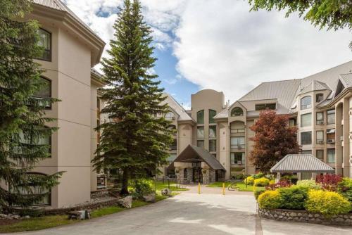 The Modern Whistler Apartment - Ski-in ski-out