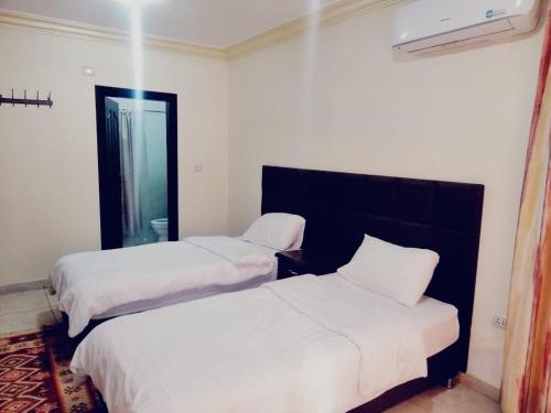 2 bedrooms, 5 beds