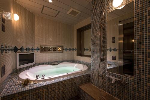 room detail thumbnail 2