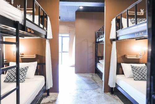 เตียงในห้องพักรวมขนาด 8 เตียง (Bed in 8-Bed Dormitory Room)