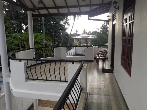 White Wall Hotel in Dompe