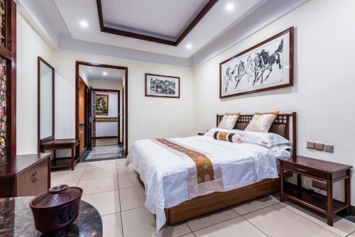 Hainan Jingshan Hotel Hainan Jingshan Hotel is perfectly located for both business and leisure guests in Haikou. Both business travelers and tourists can enjoy the propertys facilities and services. Service-minded staff w