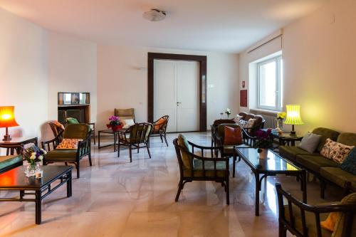 Shared lounge/TV area, Villa Cavalletti Camere in Grottaferrata