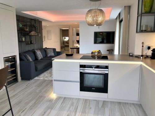Luxury apartment in La Isla, walking distance to Puerto Banus