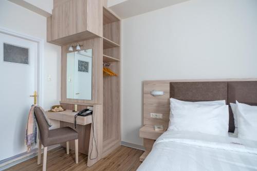 Double or Twin Room image 8