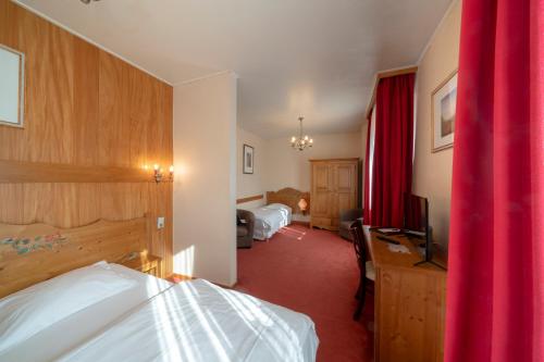 1 double bed, 1 twin bed