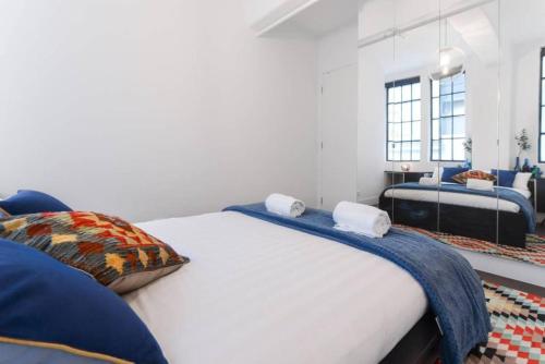 Spacious Designer Warehouse Melbourne CBD Apartment