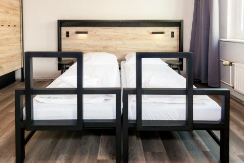 Twin Room image 5