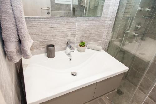 Beautiful Apartment With Lovely View at Kolonaki Athens! - image 11