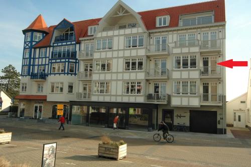 Exterior view of La Promenade Le Normandy 54-201