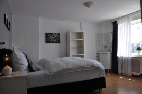 Standard One-Bedroom Apartment image 1