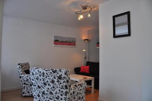 Standard One-Bedroom Apartment image 3
