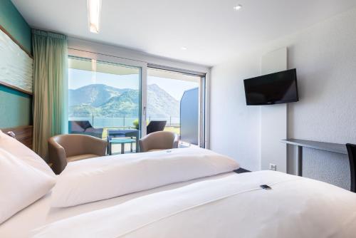 2 twin beds