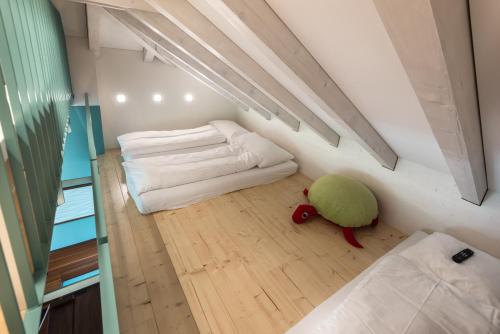 2 twin beds, 4 bunk beds