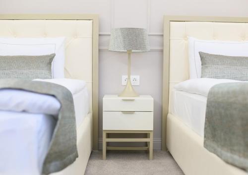 2 twin beds, 1 sofa bed