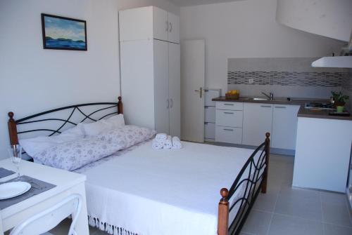  Apartments Laura in Stari Grad