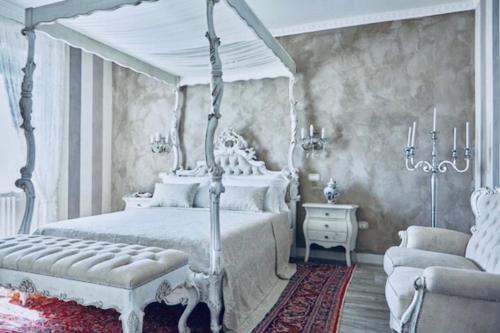 2 king beds, 1 twin bed