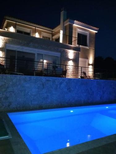  Costa's Sunset Villa with pool in Theológos