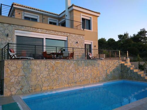  Costa's Sunset Villa with pool in Theológos