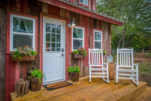 Cozy Cabin Little Red Hen 12 min to Magnolia in Waco, Vereinigte Staaten von Amerika