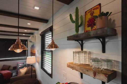 Beautiful New Container Home 12 min. to Magnolia - image 7