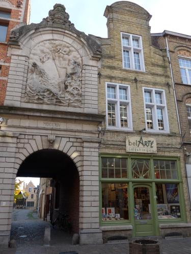  BelArté framing shop, spacious apartment with garage in the heart of Ieper, Pension in Ypern bei Zonnebeke