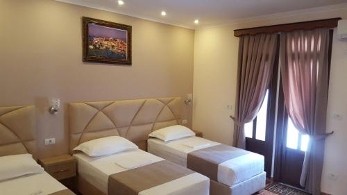 3 twin beds