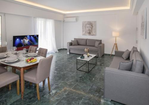 Roomy and comfortable apartment near Acropolis by GHH, Афины