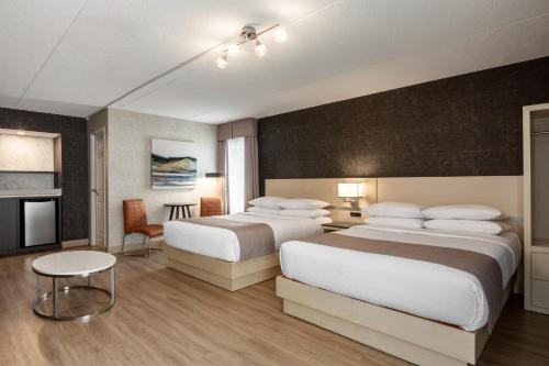 2 queen beds