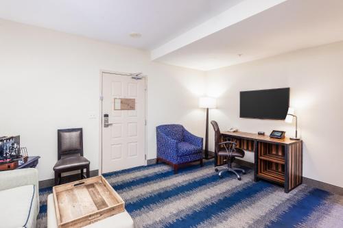 Queen Suite image 3