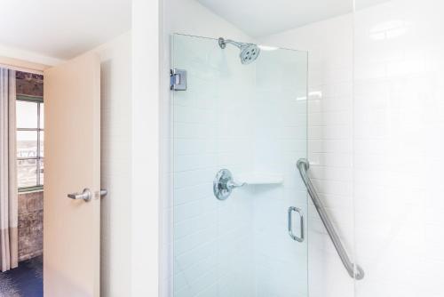 Deluxe Suite image 6
