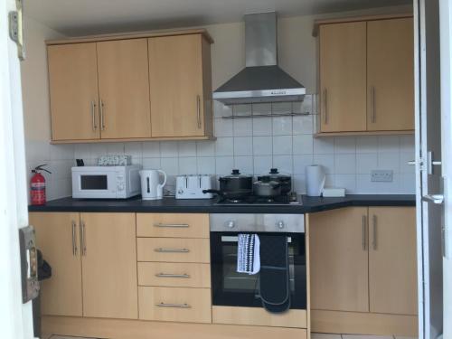 keuken, Cedar Villa - Perfect For Longer Stays in Chatham