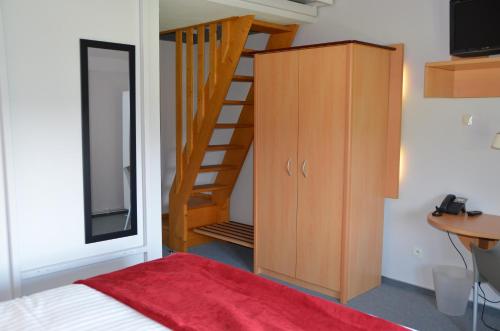1 queen bed, 2 twin beds