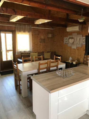 Le Chalet du Lac - Domaine de la Goujonne in Bray Sur Seine