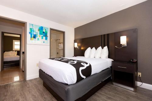 Photo - SureStay Hotel by Best Western Seaside Monterey