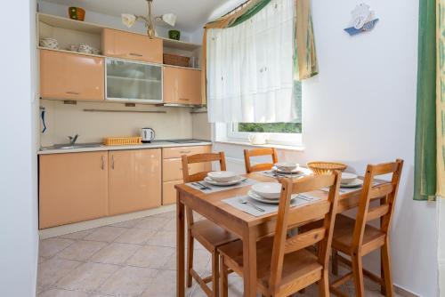 One-Bedroom Apartment with Garden (parking) image 1