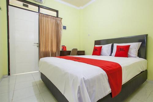 RedDoorz near Petra University 2 - Candi