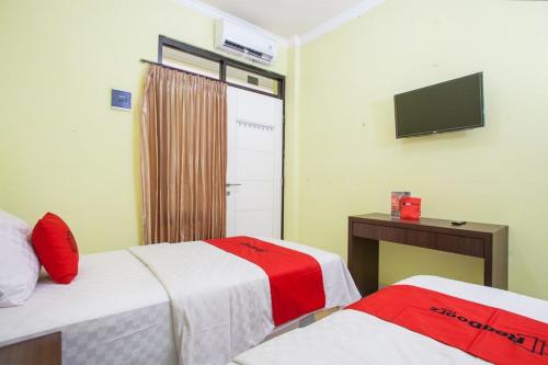 Twin Room room in RedDoorz near Petra University 2