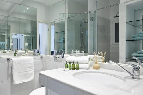 Modern Elegant Apt at Kolonaki - image 5