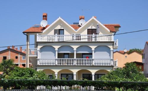  Lion Apartments, Pension in Filipac