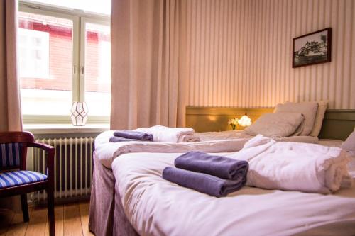 Waxholms Hotell The 4-star Waxholms Hotell offers comfort and convenience whether youre on business or holiday in Vaxholm. The property offers a wide range of amenities and perks to ensure you have a great time. Ser